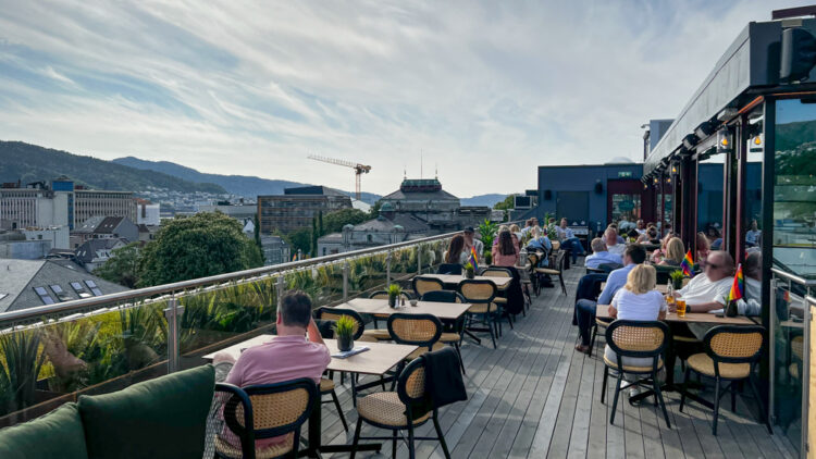 Bergen - MM Atmosphere på toppen av Ole Bull huset